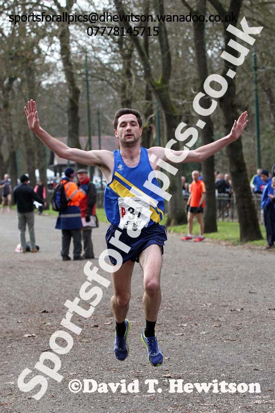 Stephen Lisgo (brings Leeds home to victory in the senior mens 12 stage relay, 2014 Northern 12 and 6 Stage Relays, Heaton Park Manchester. Photo: David T. Hewitson/Sports for All Pics